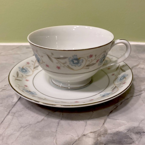 Flowery teacup and saucer - Picture 1 of 2